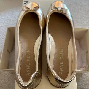 Anne Klein Size 7 Akeve Platinum Memory Foam ballet flats with bow detail